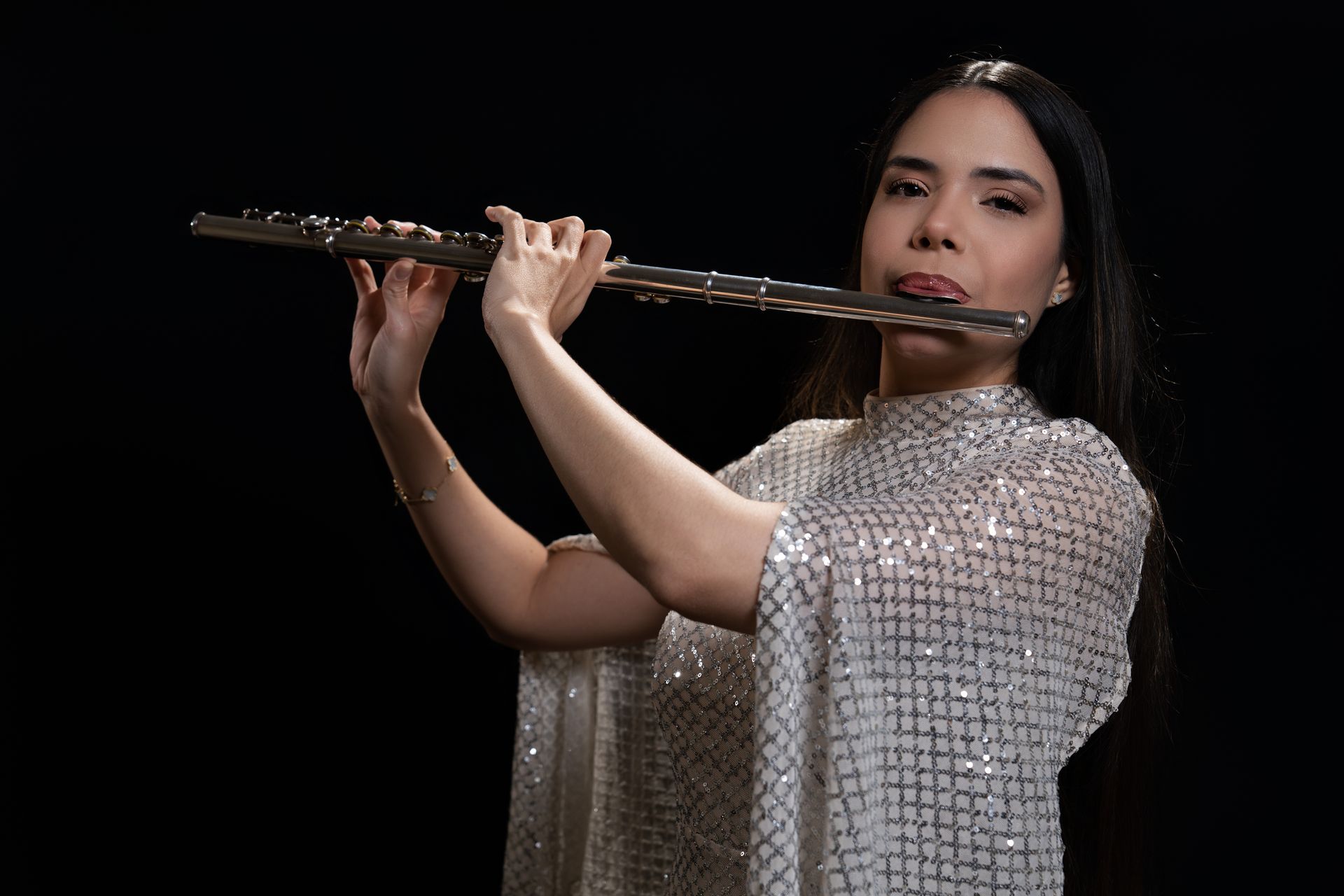 Flautista mujer elegante